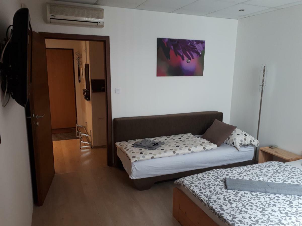 Utulny Apartman V Bratislava 6 Apartment Екстериор снимка